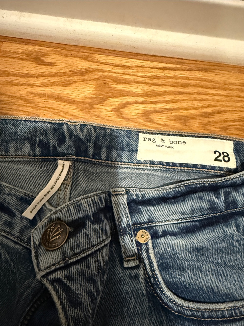 Never been worn rag & bone Shea High Rise Relaxed Straight Leg Jeans in Everly - Picture 4 of 5